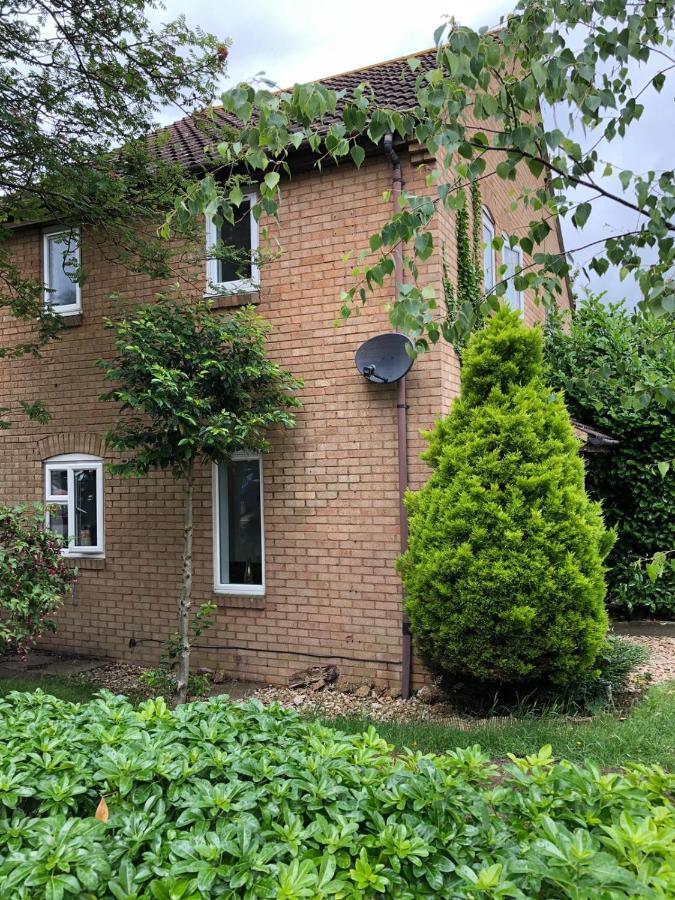 Rowan Tree Villa Aylesbury  Exterior photo